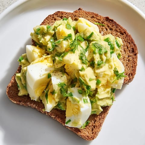 Vibrant Avocado Egg Smash on toasted bread, a creamy and flavorful vegetarian breakfast option.